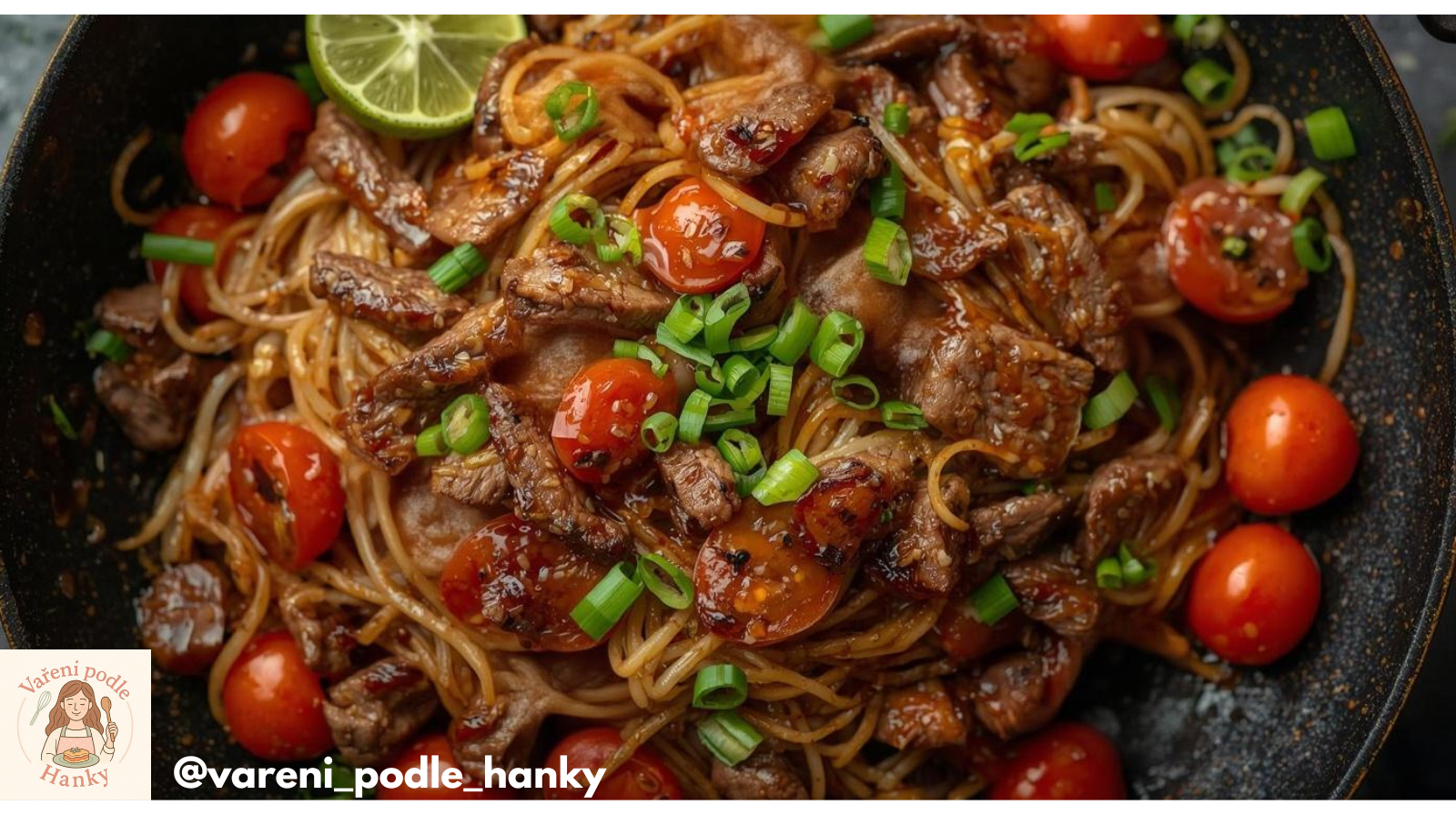 Wokin s nudlemi, zeleninou a hovězím masem