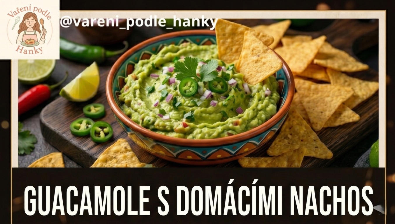 Miska guacamole s nachos na dřevěném prkénku, vedle limetky, jalapeños a koriandr, stylizovaný banner.
