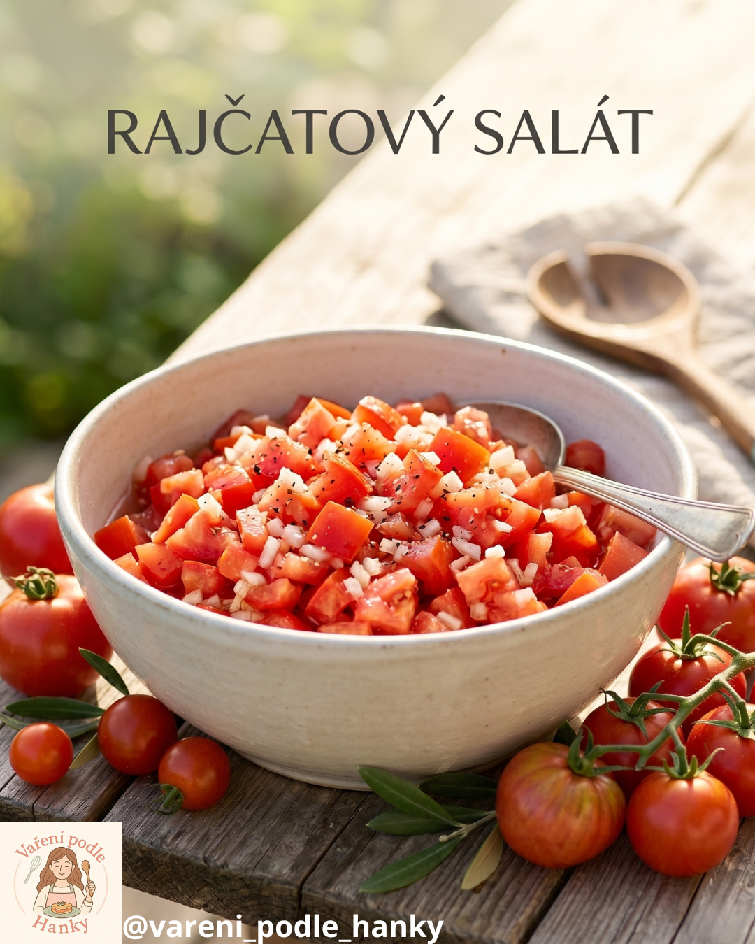 Miska s rajčatovým salátem, nasekanou cibulkou a kořením, na dřevěném stole s rajčaty a lžící.